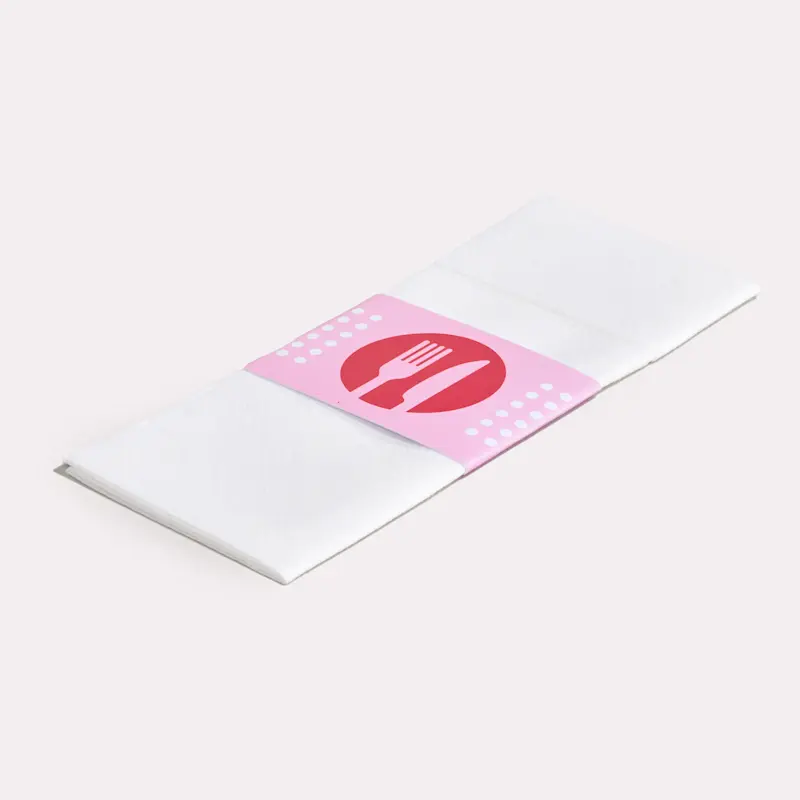 Serviettes pliées en pochettes à couverts (Airlaid)
